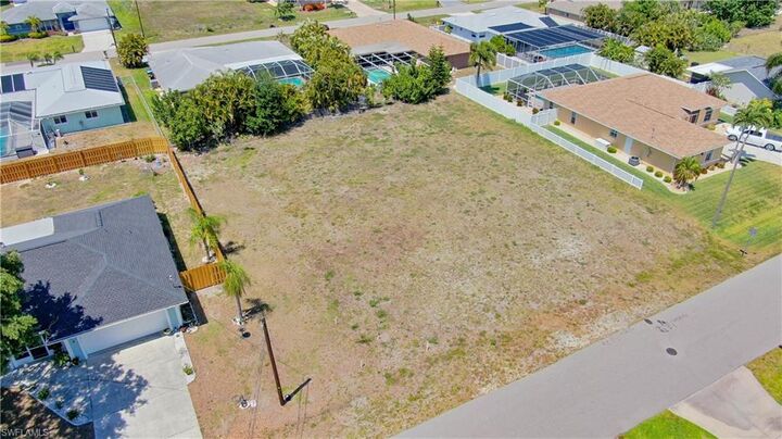 Property Photo:  801 SE 33rd St  FL 33904 