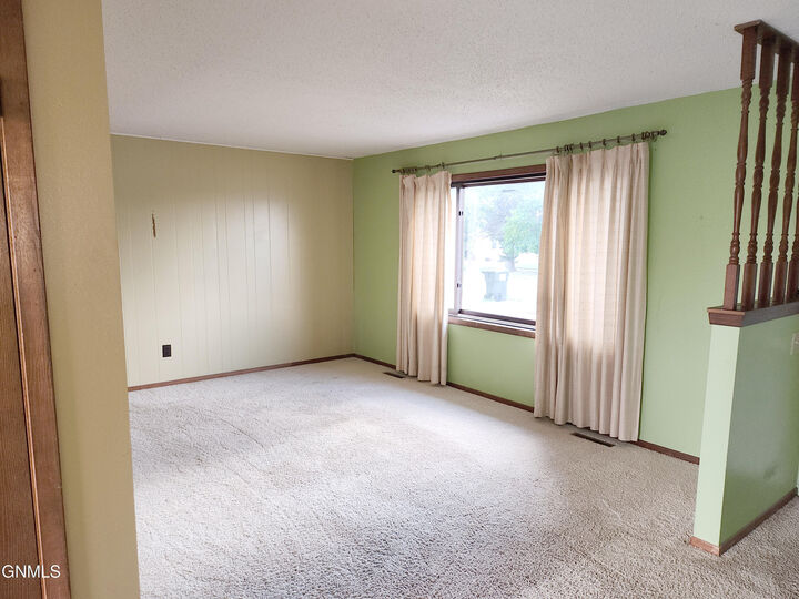 Property Photo: 519 1st Avenue NW ND 58482
