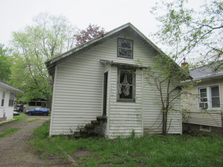 Property Photo:  124 Sharon Avenue  MI 49017 