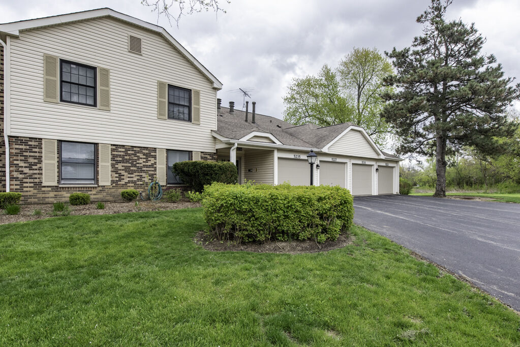 Property Photo:  5227 Rockpointe Court 5227  IL 60031 