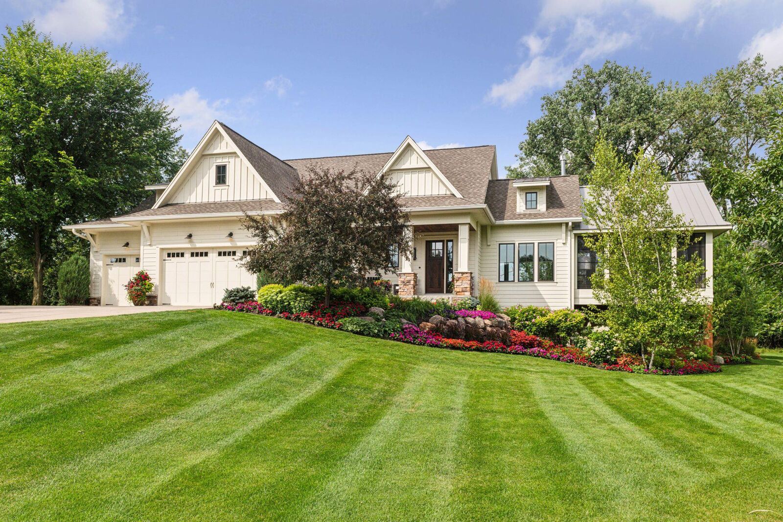 Property Photo:  825 Willow Drive S  MN 55391 