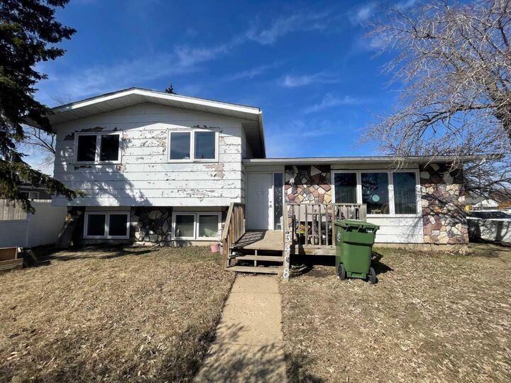Property Photo:  5438 49 Avenue  SK S9V 0V3 