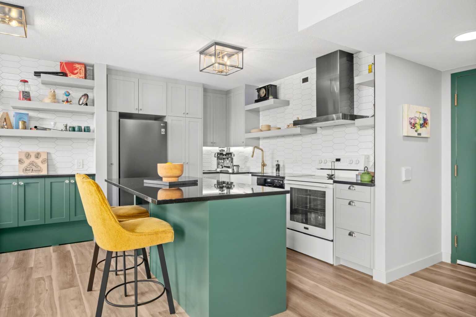 Property Photo:  1202 13 Avenue SW 704  AB T3C 0T1 