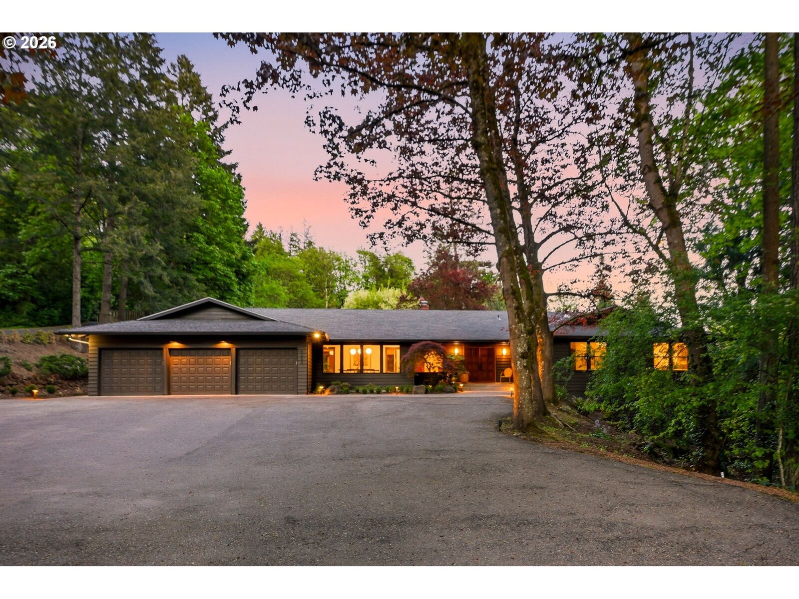 Property Photo: 6200 SW Round Hill Way OR 97221
