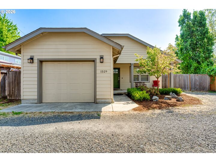 Property Photo:  1529 Charnelton Aly  OR 97401 