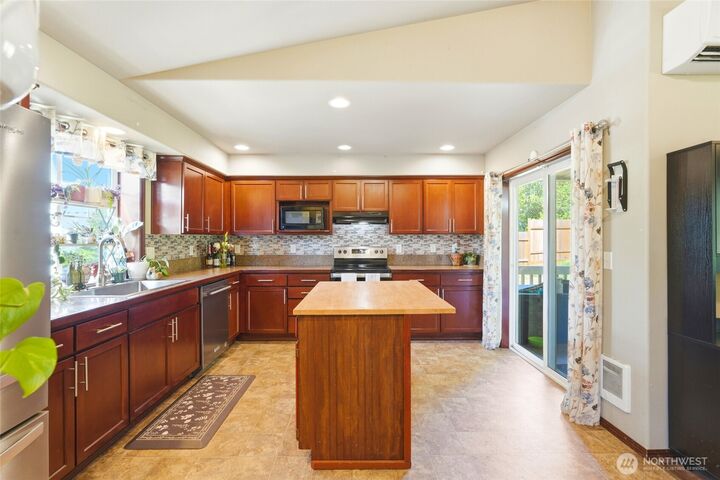 Property Photo:  310  Jeff Street  WA 98274 