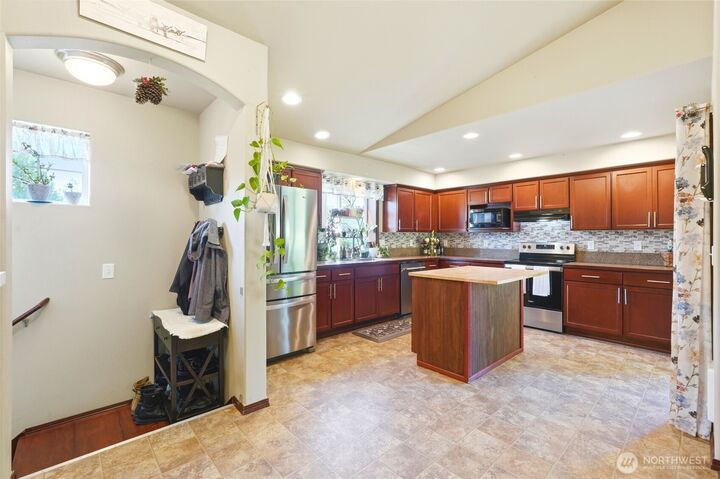 Property Photo:  310  Jeff Street  WA 98274 