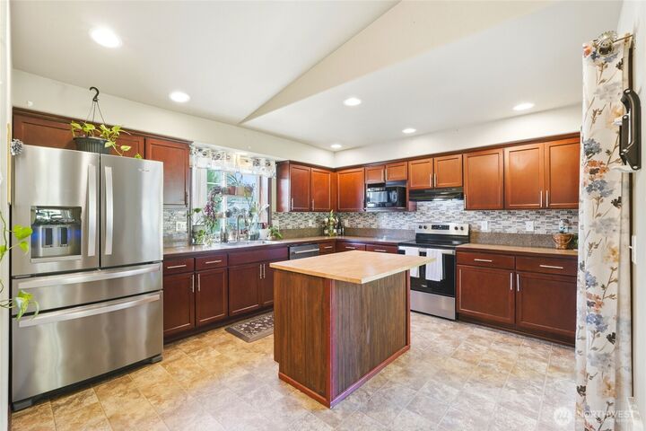 Property Photo:  310  Jeff Street  WA 98274 