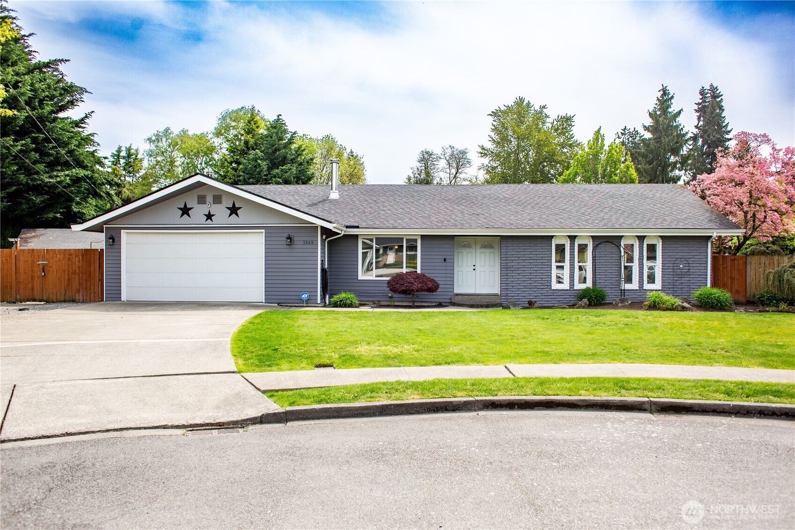 Property Photo:  3949 SE 10th Place  WA 98058 