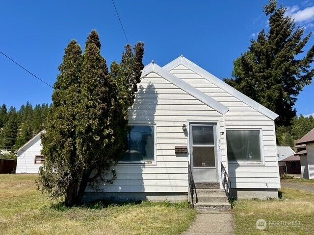 Property Photo:  305 E Second Street  WA 98922 