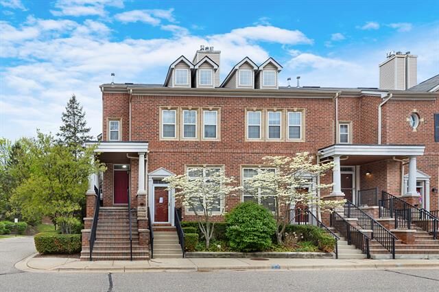 Property Photo:  16992 Farmington Road  MI 48154 