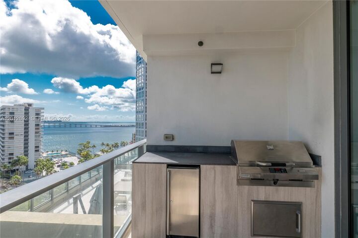 Property Photo:  1451 Brickell Ave 1002  FL 33131 