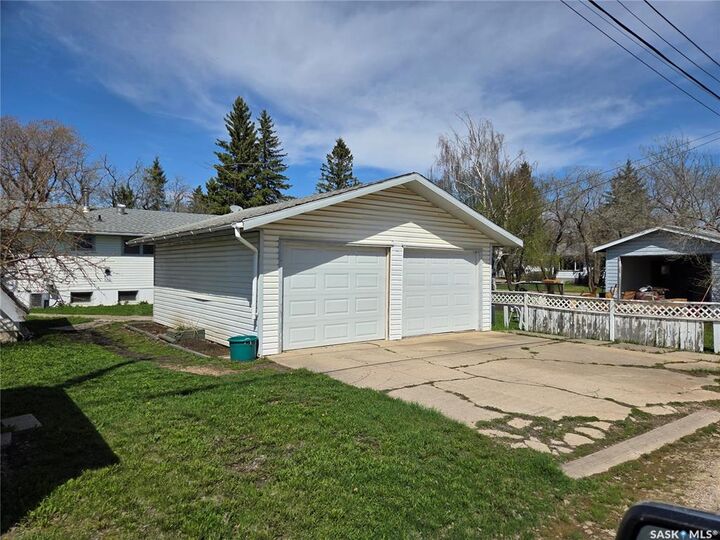 Property Photo:  718 98th Avenue  SK S0E 1T0 
