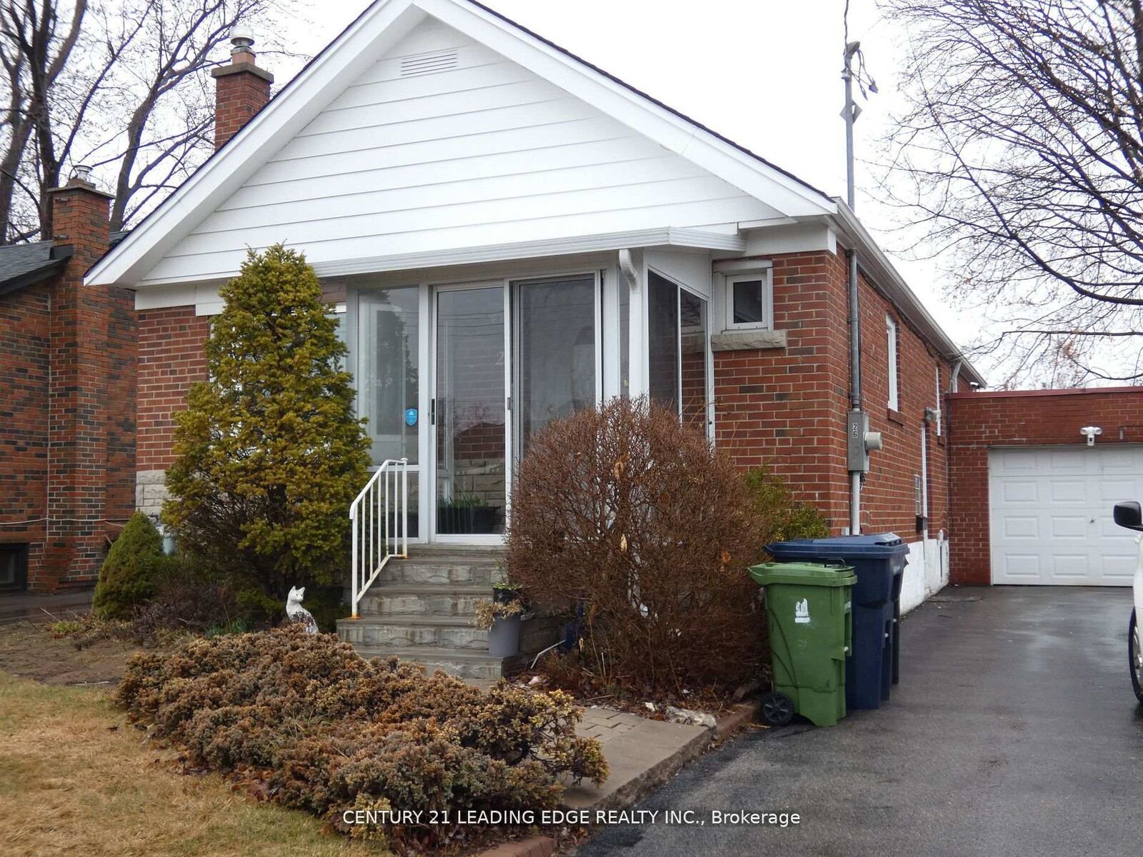Photo de la propriété:  26 Scotswood Road Lower  ON M1R 3N2 