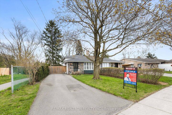 Property Photo: 39 Jasper Drive ON L4G 3B6