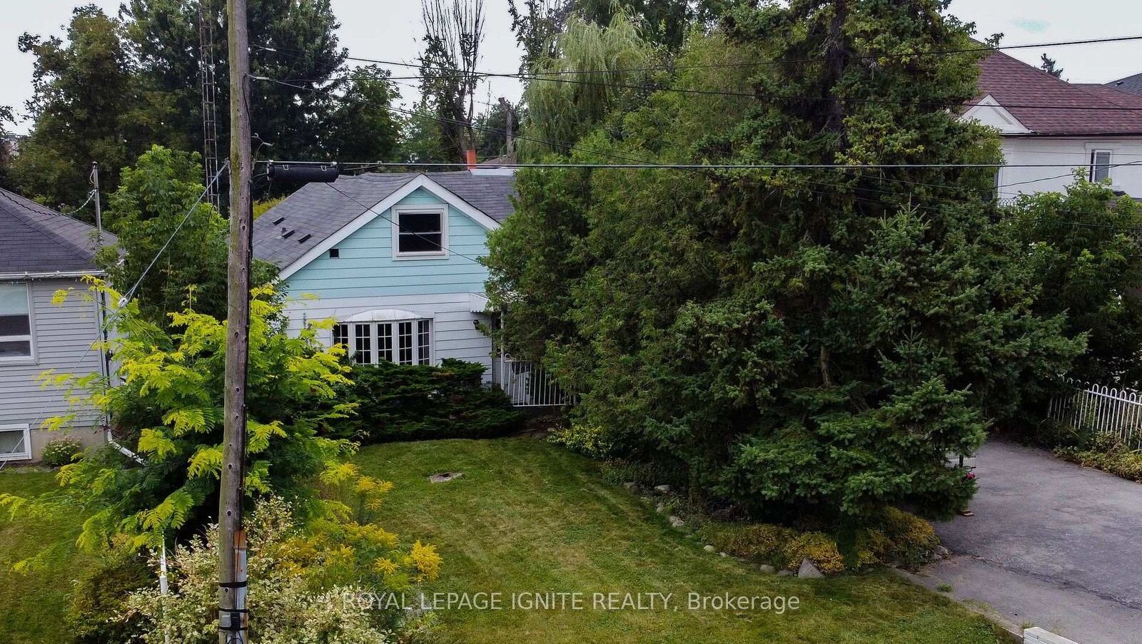 Property Photo: 450 Marf Avenue ON L5G 1T3