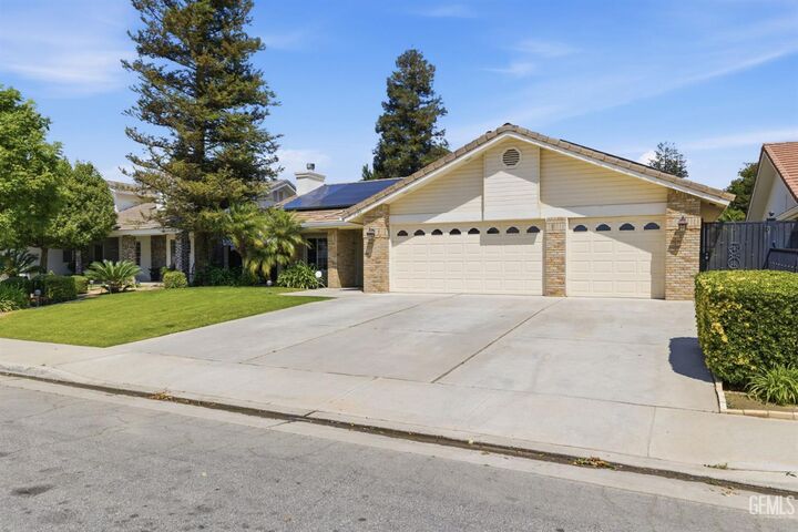 Property Photo:  5702 Stageline Drive  CA 93312 
