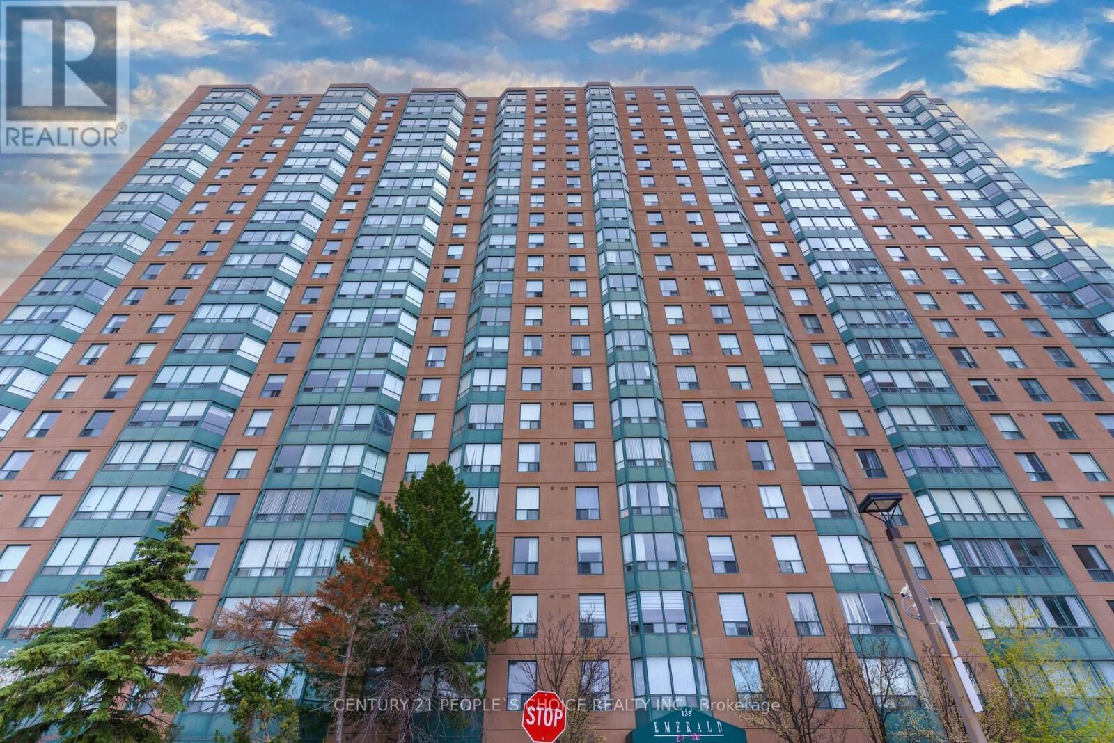 Property Photo:  135 Hillcrest Avenue 1915  ON L5B 4B1 