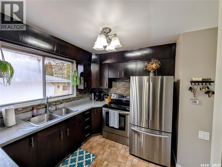 Property Photo:  24 Dryburgh Crescent  SK S4R 6R5 
