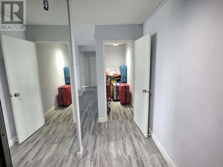 Property Photo:  18 Knightsbridge Road 1812  ON L6T 3X5 