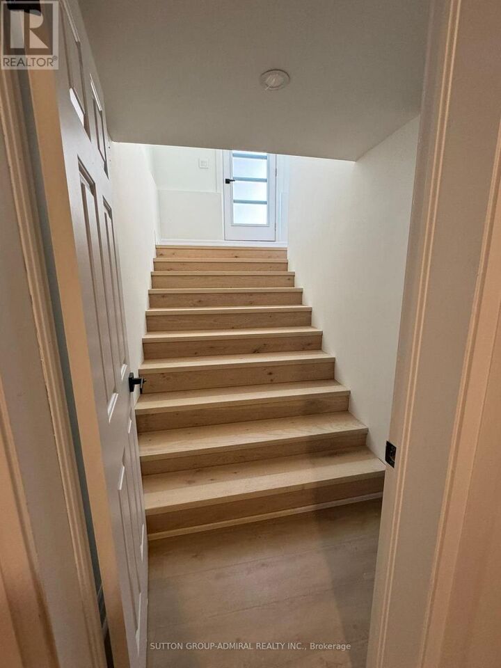 Property Photo:  23 Chatsworth Court Lower  ON L4L 7G3 