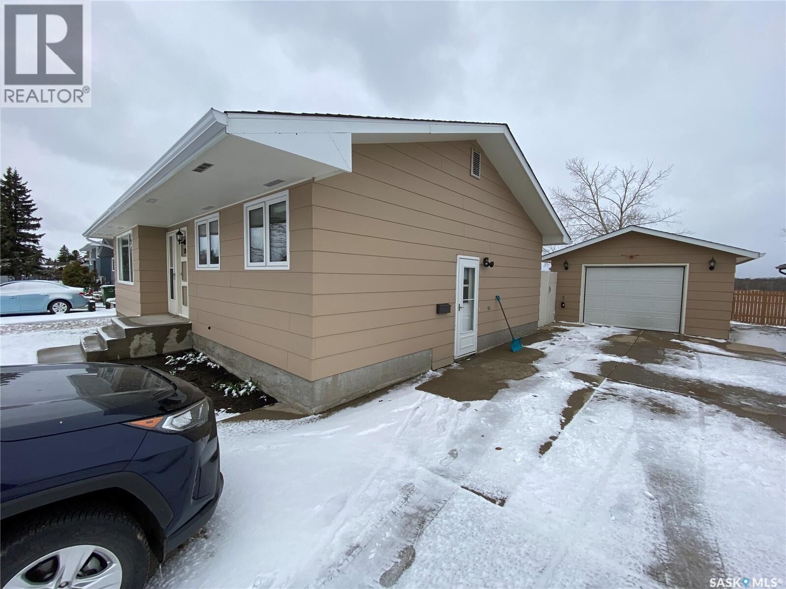 Property Photo:  116 Clarewood Crescent  SK S3N 2V2 