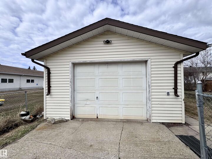 Property Photo:  5121 52 Street  AB T0B 0C0 