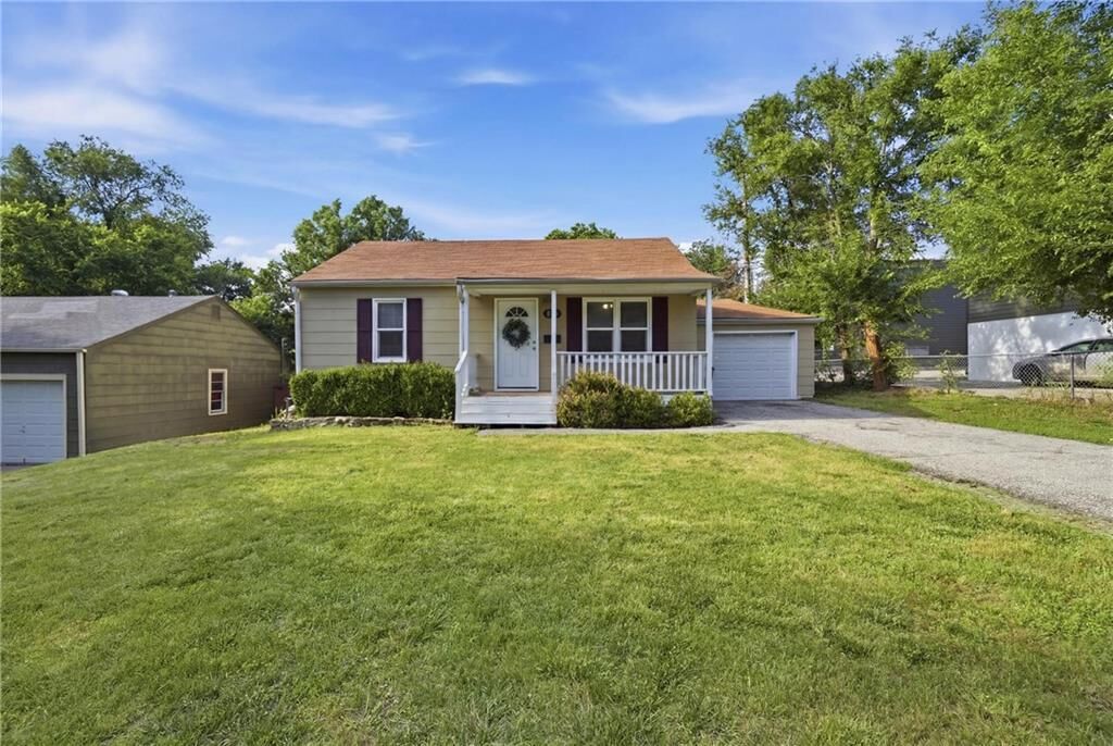 Property Photo: 418 W 87th Terrace MO 64114