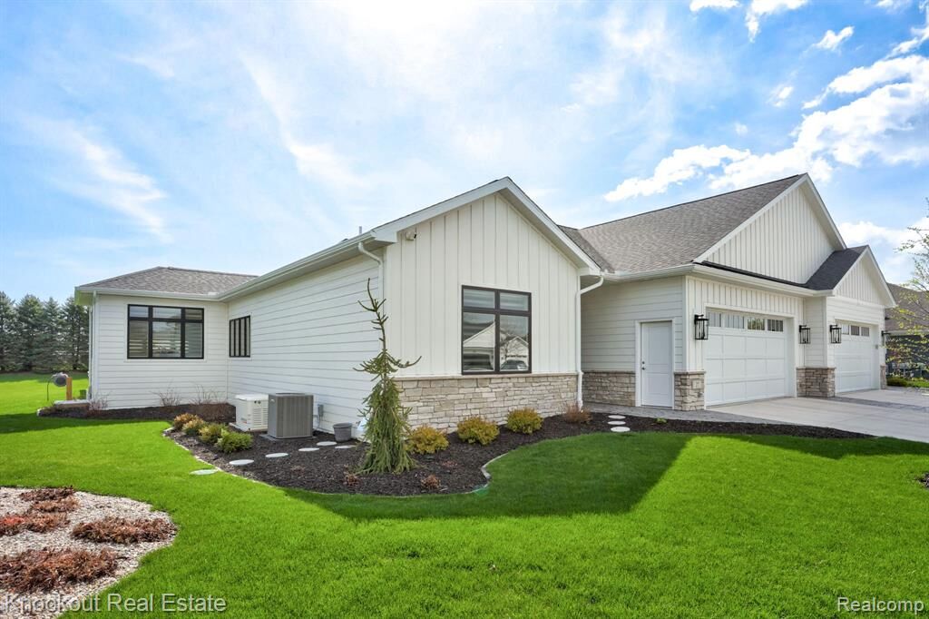 Property Photo:  27 Hanover Drive  MI 48734 2004 