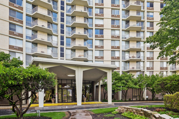 Property Photo:  20 N Tower Road 9C  IL 60523 