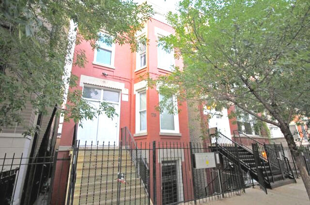 Property Photo:  