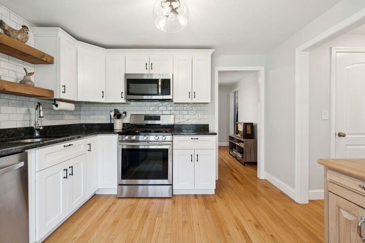 Property Photo:  112 Winterwood Drive  NH 03053 