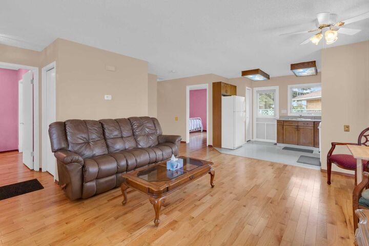 Property Photo:  2831 Dovely Park SE  AB T2B 3G3 
