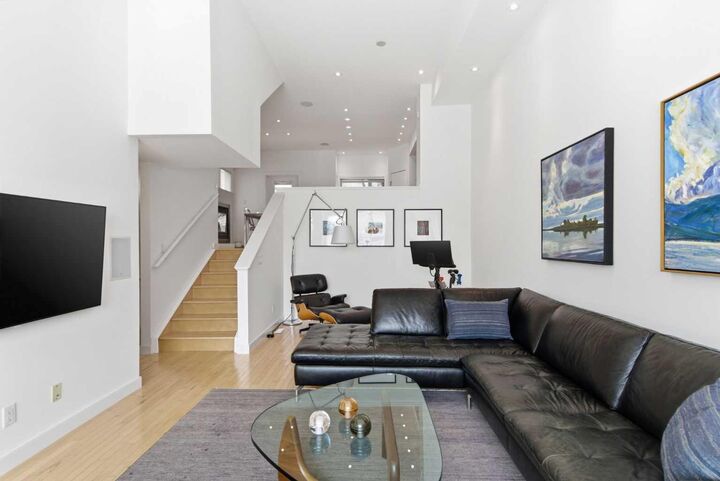 Property Photo:  10 Erlton Terrace SW  AB T2S 3E8 