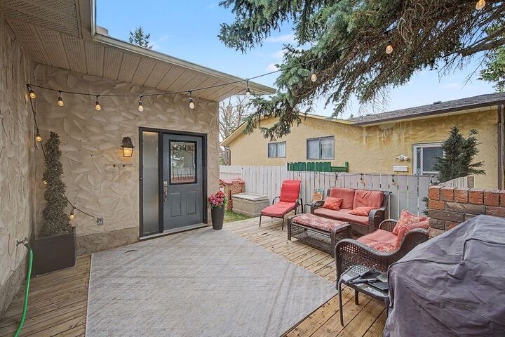 Property Photo:  359 Woodvale Crescent SW  AB T2W 3L3 