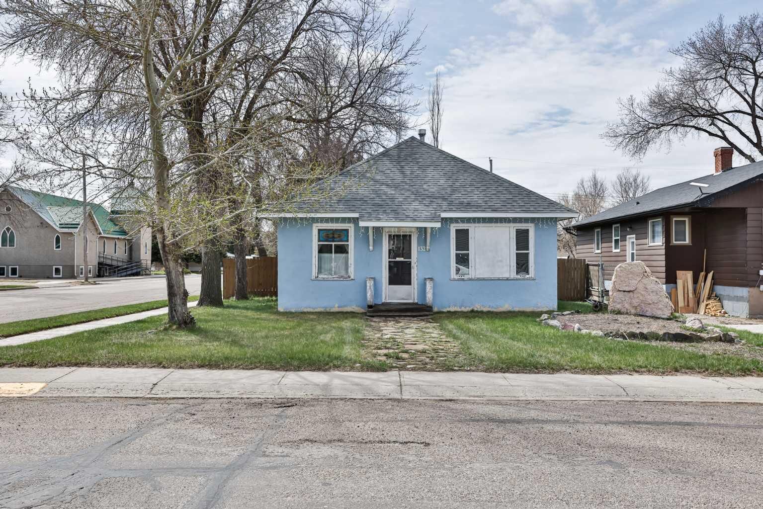 Property Photo:  132 3 Avenue NE  AB T0K 1M0 
