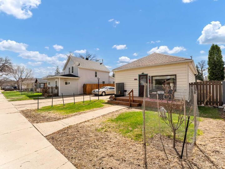 Property Photo:  819B 3 Street SE  AB T1A 0J4 