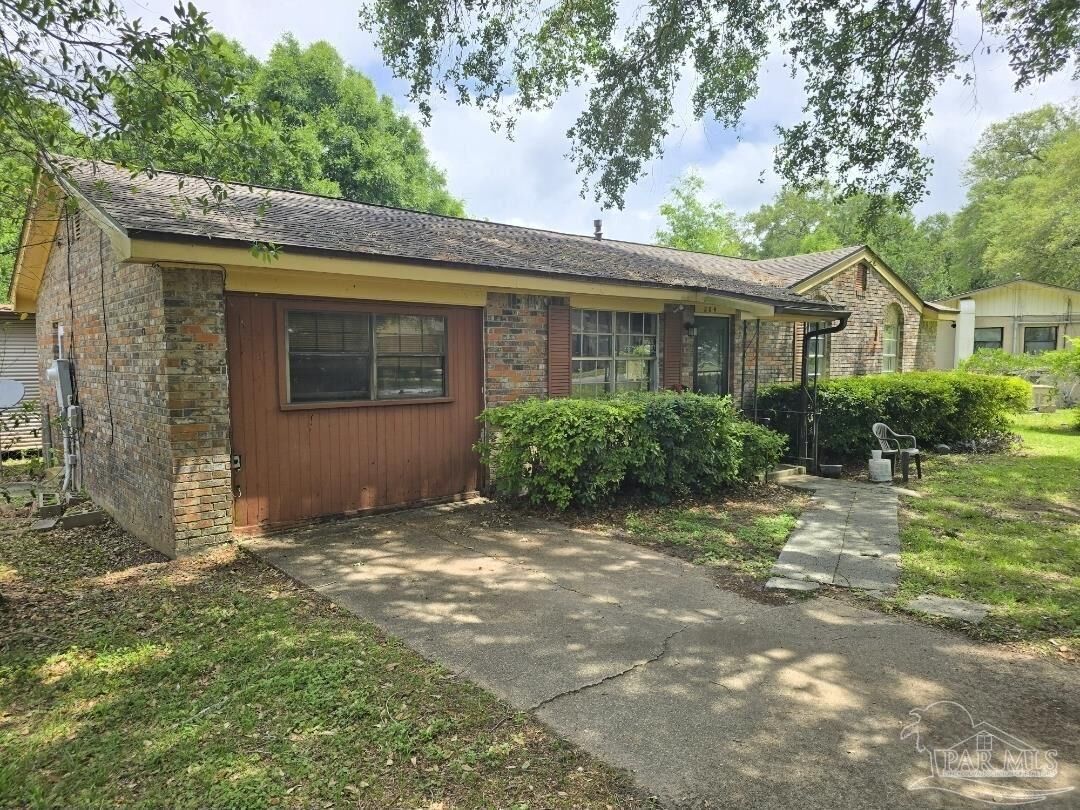 Property Photo:  204 Tower Dr  FL 32534 
