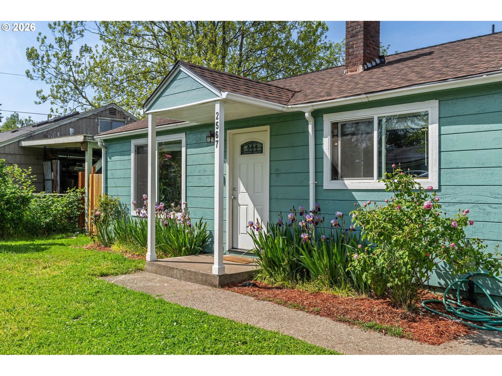 Property Photo:  2567 Wood Ave  OR 97402 