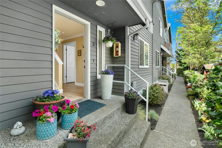Property Photo:  520  Walnut Street 3  WA 98020 