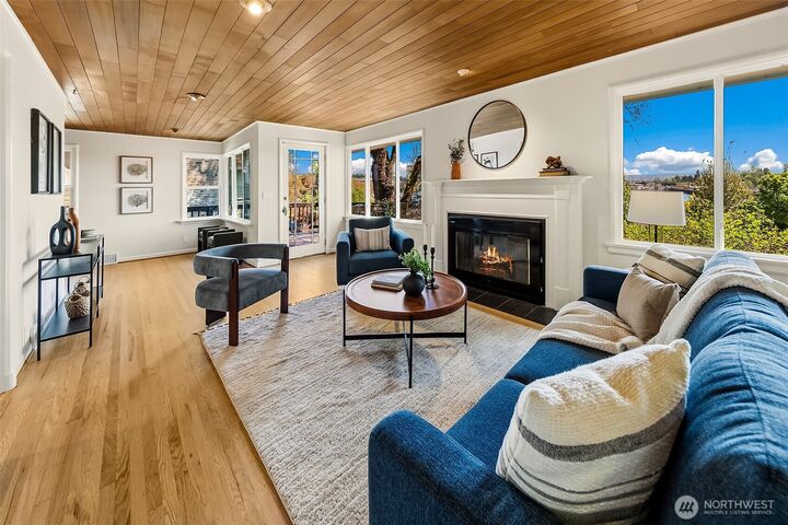 Property Photo:  2613  Boyer Avenue E  WA 98102 