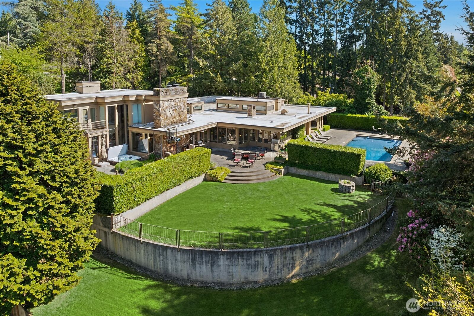 Property Photo:  3111  Hunts Point Circle  WA 98004 
