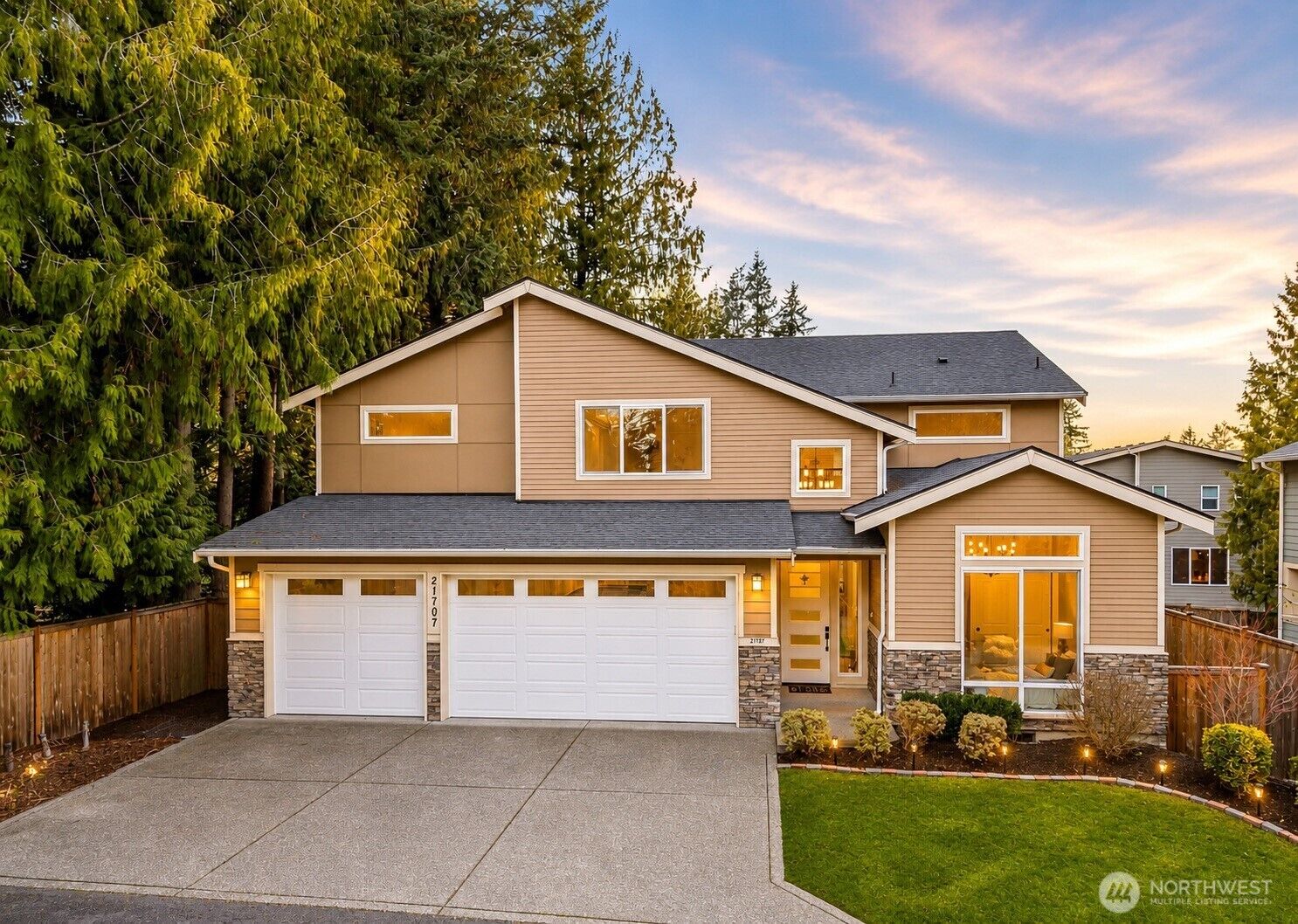 Property Photo:  21707  2nd Avenue SE  WA 98021 