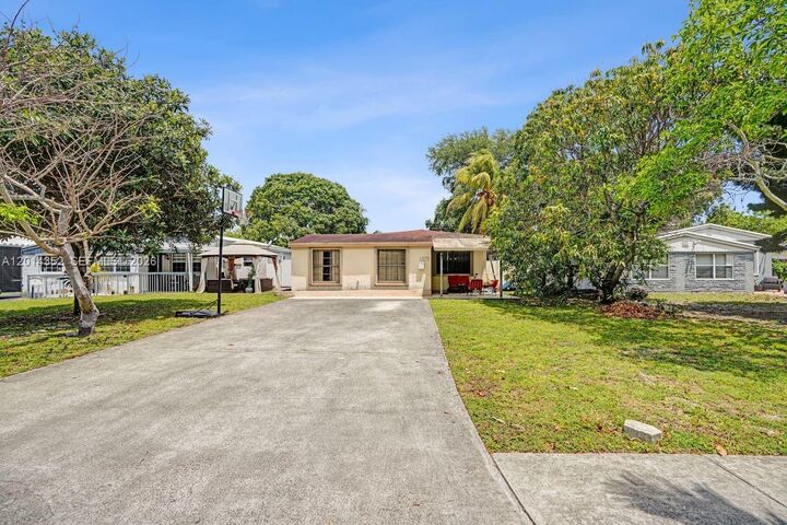Property Photo:  1379 NE 177th St  FL 33162 