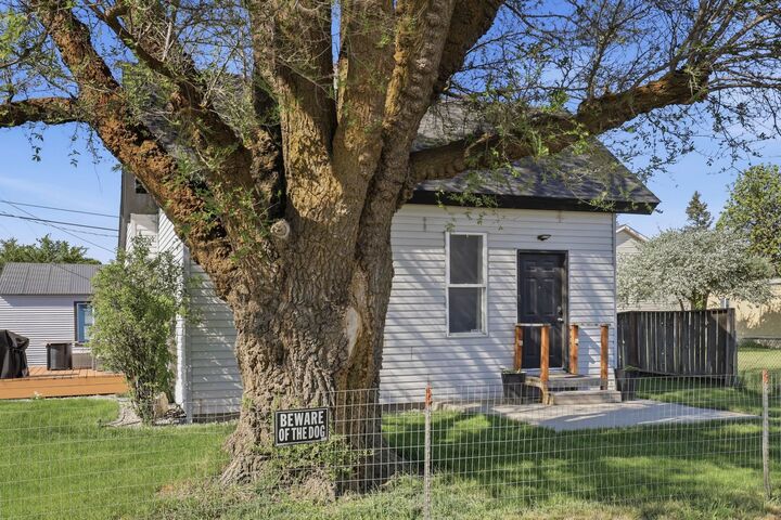 Property Photo: 820 Jefferson St WA 99122