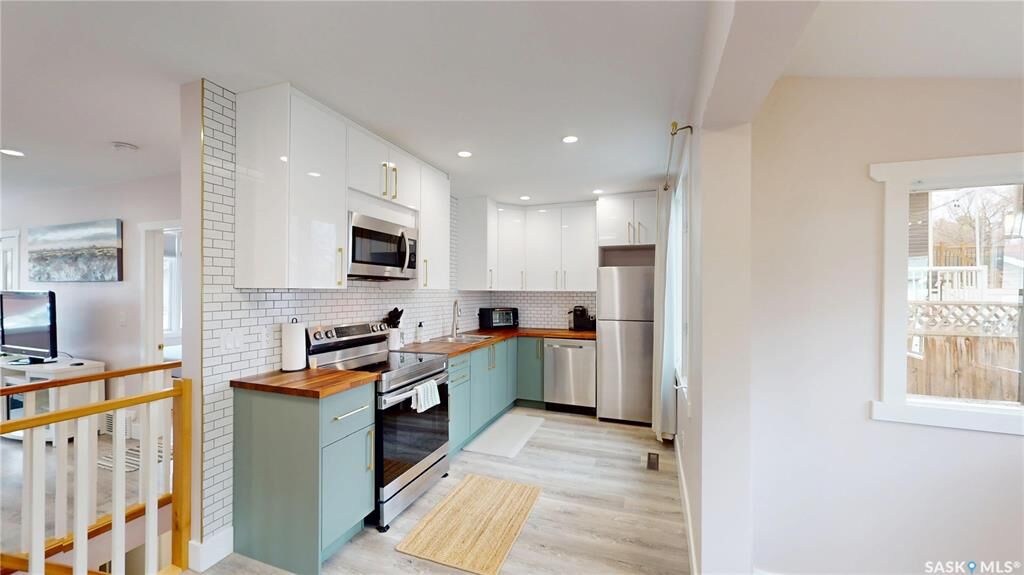 Property Photo:  1232 2nd Avenue N  SK S7K 2E4 