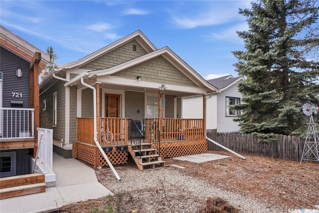 Property Photo:  719 I Avenue S  SK S7M 1Z1 