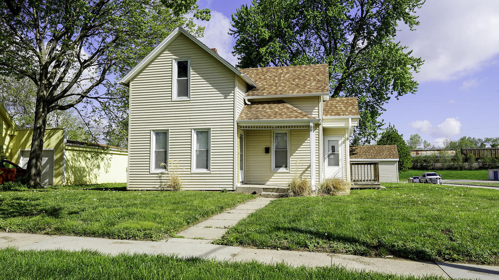 Property Photo:  2002 Front  Street  NE 68008 