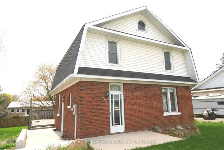 200 Elora Street S — photo 1