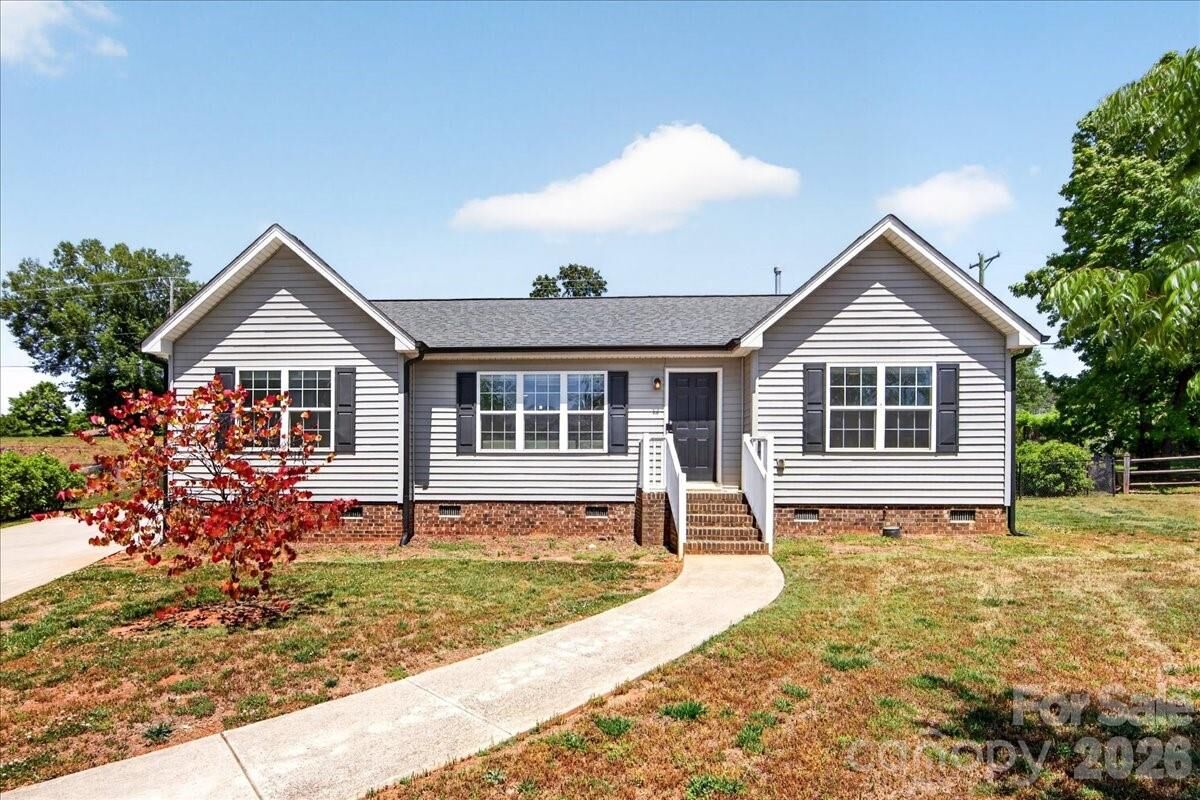 Property Photo:  1511 Abbey Court  NC 28012 